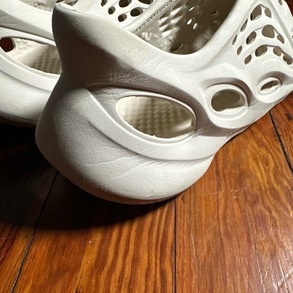 Men’s 11 Adidas Foam Runner Yeezy White Kanye West Slides Slip on Shoes Slippers - Picture 14 of 15